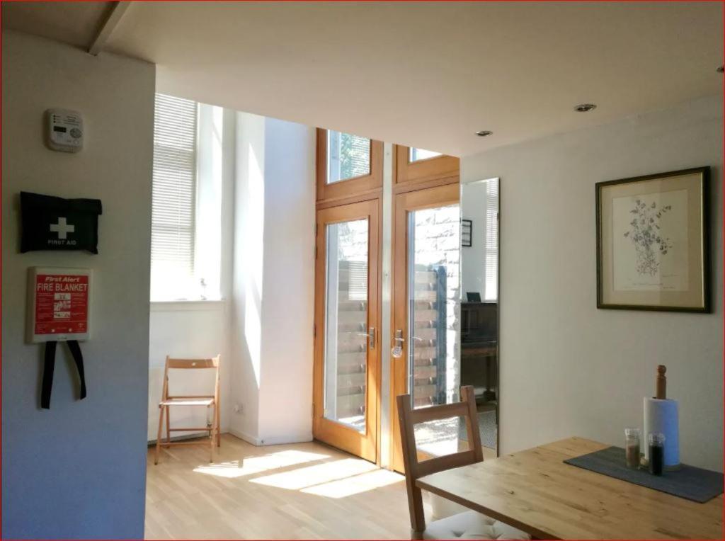 Central Mezzanine Apartment In Historic School Edinburgh Eksteriør billede