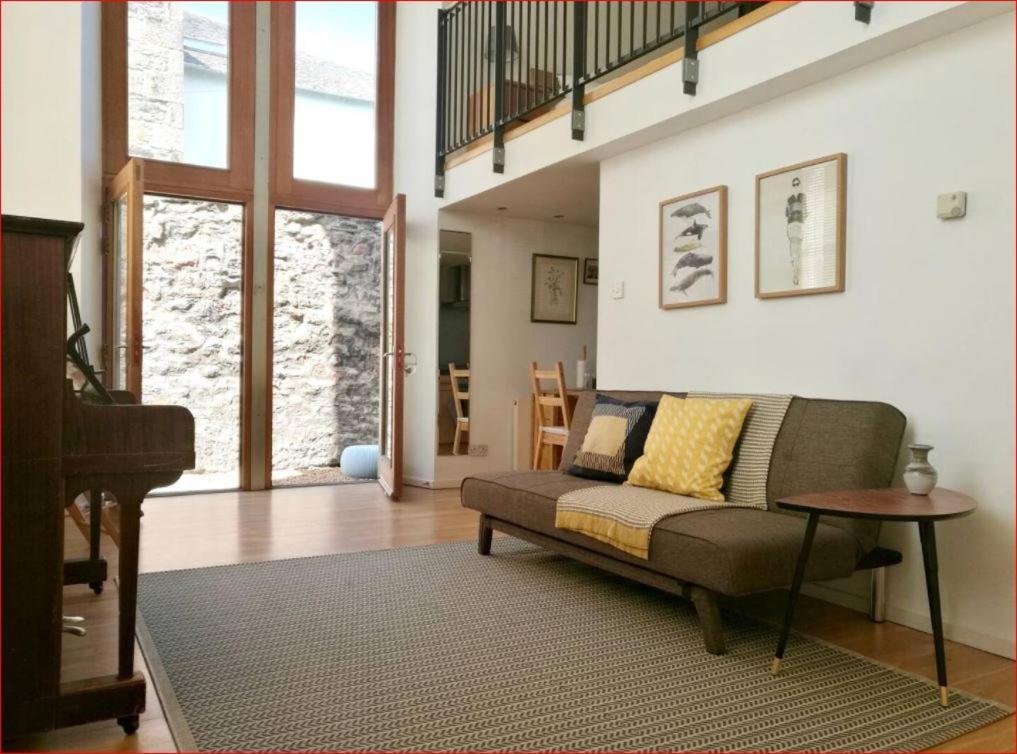 Central Mezzanine Apartment In Historic School Edinburgh Eksteriør billede